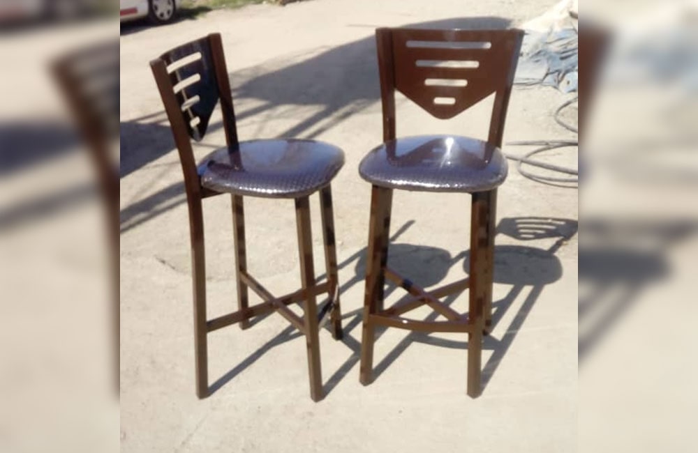 صندلی چوبی پایه بلند رنگ قهوه ای روشن 